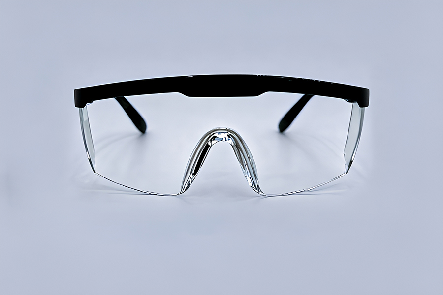 Gafas Google semiabiertas con montura negra